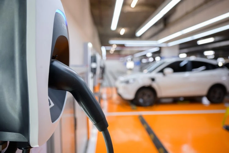 Gros plan sur une borne de recharge dans un parking souterrain